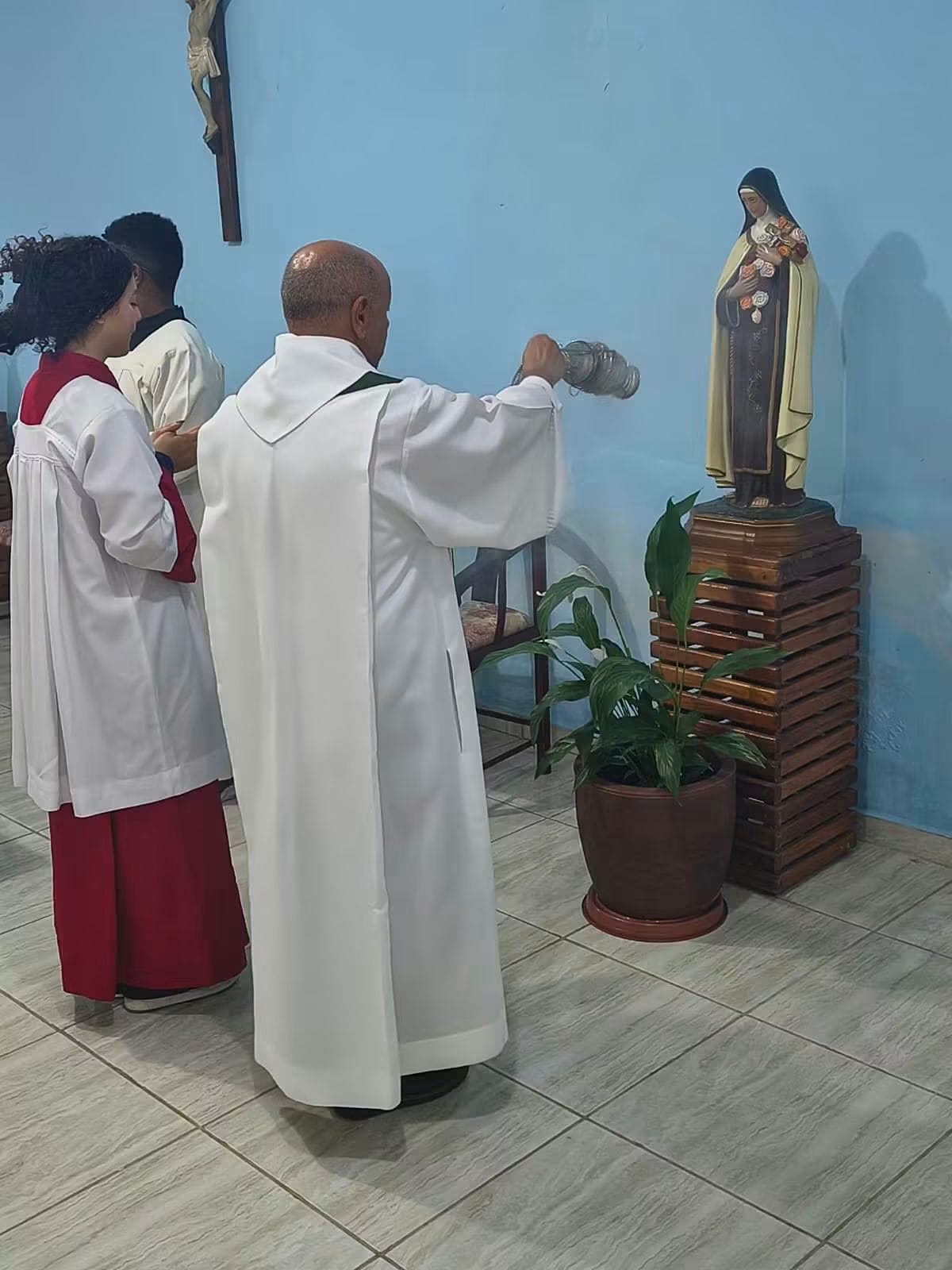 Bênção diante da imagem de Santa Teresinha do Menino Jesus