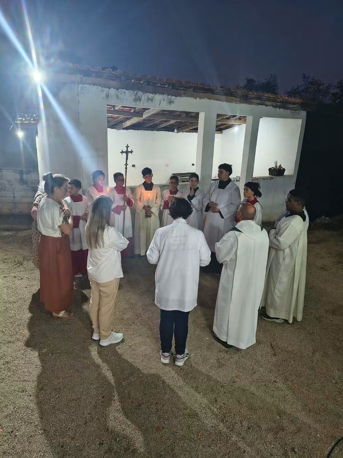 Momento de oração com a cruz e os coroinhas na Festa da Padroeira
