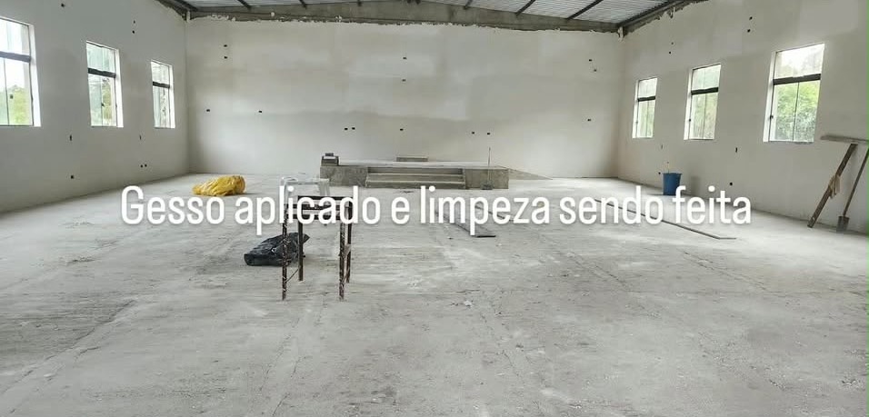Salão da nova igreja em fase de acabamento, com gesso aplicado e limpeza em andamento
