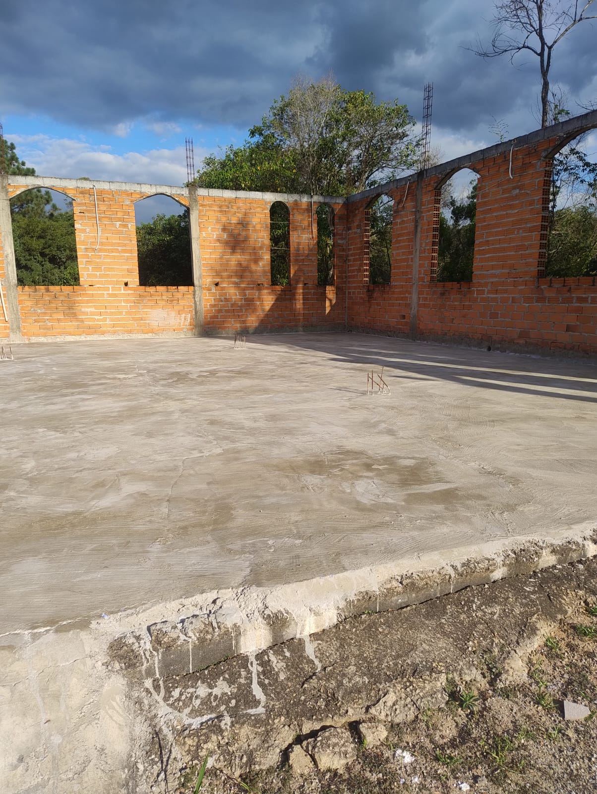 Estado atual da construção da Igreja Santa Teresinha - Interior em obras